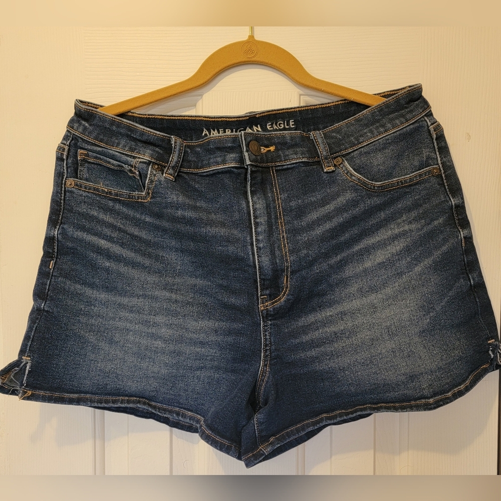 American Eagle Outfitters Women's Mom Blue Denim Shorts W/stretch.
